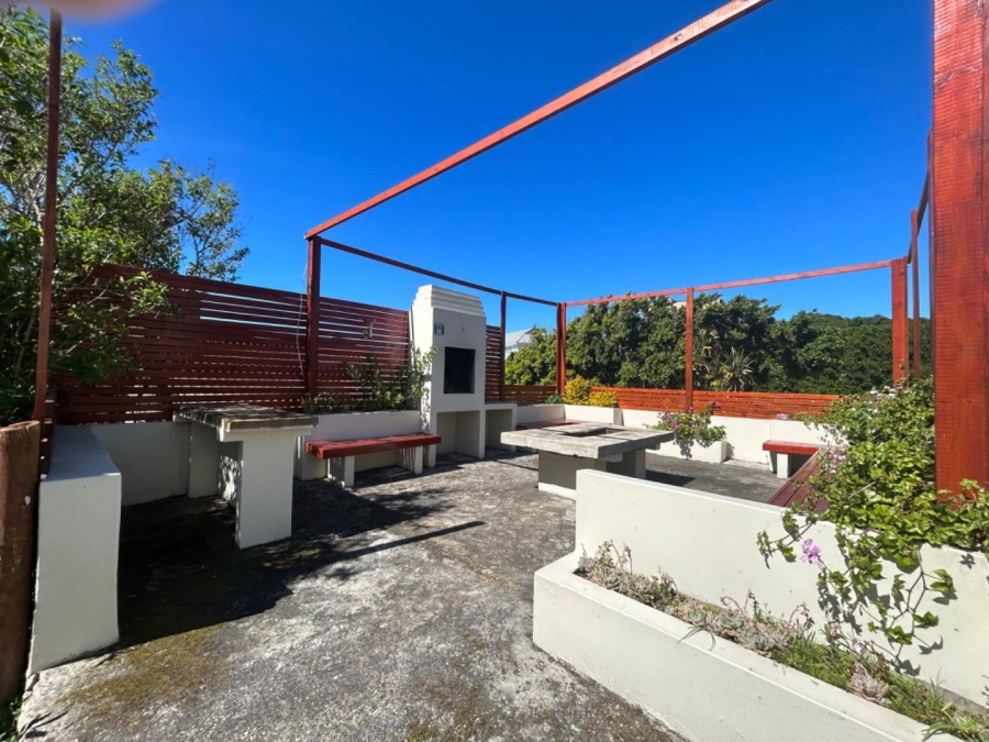 8 Bedroom Property for Sale in Paradise Beach Eastern Cape